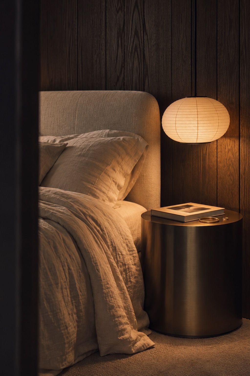 Dormitorio con farol de papel